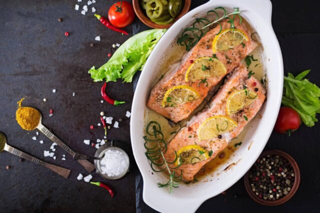 Вечеря в одній формі за 30 хвилин: секрет ідеального лосося, який “тане” у роті Вечеря-в-одній-формі-за-30-хвилин:-секрет-ідеального-лосося,-який-“тане”-у-роті