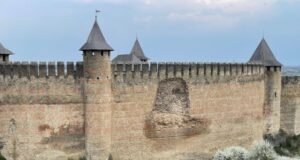 Обвал стіни Хотинської фортеці: причини та наслідки «Стіни-розмиває-дощем,-а-фахівці-–-на-фронті»-Чому-обвалився-мур-Хотинської-фортеці-та-що.