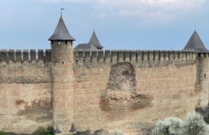 Обвал стіни Хотинської фортеці: причини та наслідки «Стіни-розмиває-дощем,-а-фахівці-–-на-фронті»-Чому-обвалився-мур-Хотинської-фортеці-та-що.