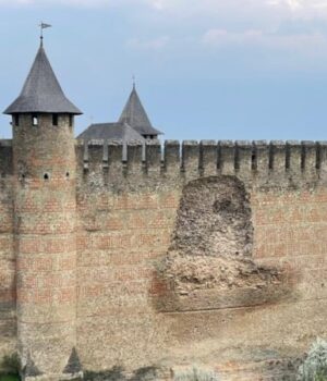 «Стіни-розмиває-дощем,-а-фахівці-–-на-фронті»-Чому-обвалився-мур-Хотинської-фортеці-та-що.