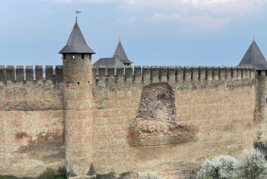 Обвал стіни Хотинської фортеці: причини та наслідки «Стіни-розмиває-дощем,-а-фахівці-–-на-фронті»-Чому-обвалився-мур-Хотинської-фортеці-та-що.