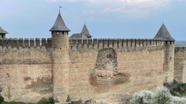 Обвал стіни Хотинської фортеці: причини та наслідки «Стіни-розмиває-дощем,-а-фахівці-–-на-фронті»-Чому-обвалився-мур-Хотинської-фортеці-та-що.