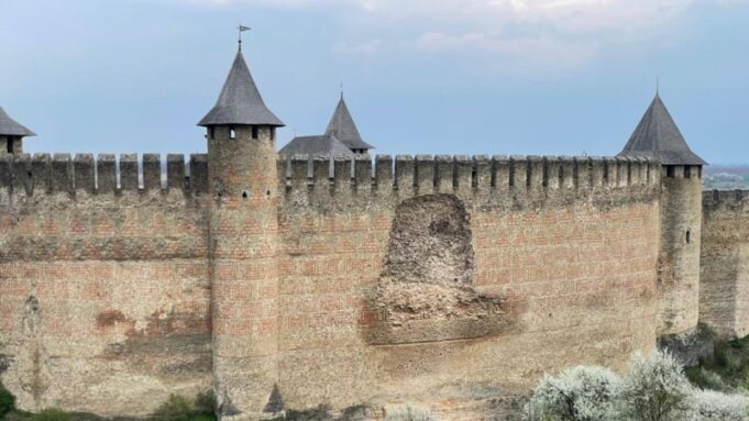 Обвал стіни Хотинської фортеці: причини та наслідки «Стіни-розмиває-дощем,-а-фахівці-–-на-фронті»-Чому-обвалився-мур-Хотинської-фортеці-та-що.