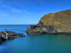 Казкова лагуна серед скель: в Уельсі туристи знайшли унікальне місце для відпочинку Казкова-лагуна-серед-скель:-в-Уельсі-туристи-знайшли-унікальне-місце-для-відпочинку