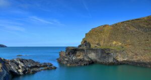 Казкова лагуна серед скель: в Уельсі туристи знайшли унікальне місце для відпочинку Казкова-лагуна-серед-скель:-в-Уельсі-туристи-знайшли-унікальне-місце-для-відпочинку