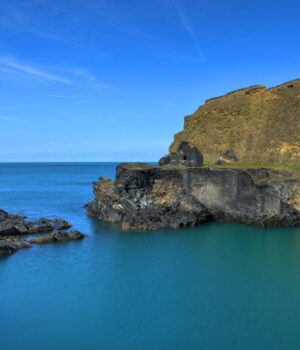 Казкова-лагуна-серед-скель:-в-Уельсі-туристи-знайшли-унікальне-місце-для-відпочинку