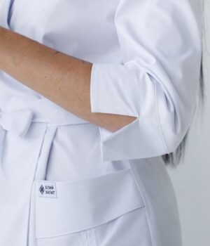 Жіночі-медичні-халати:-як-обрати-ідеальний-варіант-для-роботи-та-комфорту