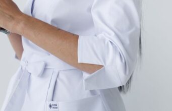 Жіночі медичні халати: як обрати ідеальний варіант для роботи та комфорту Жіночі-медичні-халати:-як-обрати-ідеальний-варіант-для-роботи-та-комфорту