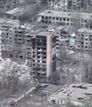 Одна-з-найгарячіших-ділянок-фронту-–-МВС-показало-з-повітря-зруйновану-Костянтинівку