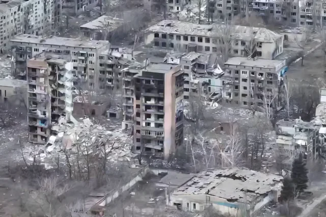 Масштабні руйнування Костянтинівки: МВС оприлюднило відео з повітря Одна-з-найгарячіших-ділянок-фронту-–-МВС-показало-з-повітря-зруйновану-Костянтинівку