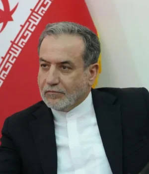 Іранська-делегація-з-Арагчі-прибула-до-Ісламабаду-на-переговори