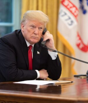 Трамп: я продовжую говорити з Путіним і Зеленським про завершення війни в Україні