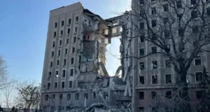 У Миколаєві хлопець загинув, стрибнувши з даху будівлі ОДА У Миколаєві хлопець загинув, стрибнувши з даху будівлі ОДА