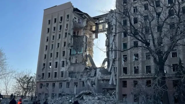 У Миколаєві хлопець загинув, стрибнувши з даху будівлі ОДА У Миколаєві хлопець загинув, стрибнувши з даху будівлі ОДА