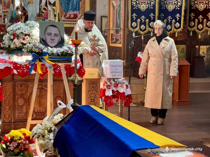 Прощання з полеглим захисником Сергієм Смоляруком у Нововолинську У-Нововолинську-попрощалися-із-воїном-Сергієм-Смоляруком