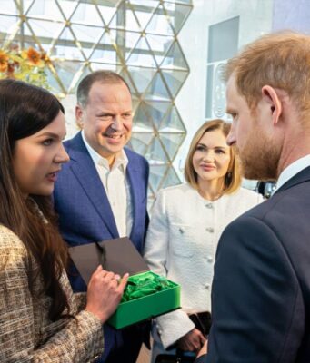 Принц Гаррі отримав пам’ятний подарунок від UPG під час заходів Ігор Нескорених Принц-Гаррі-отримав-пам’ятний-подарунок-від-upg-під-час-заходів-Ігор-Нескорених