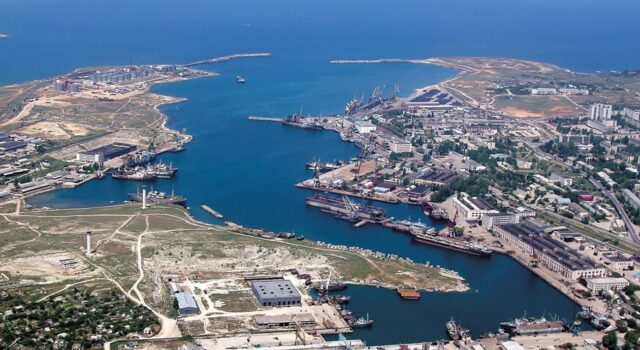 Атака дронів на окупований Крим: вибухи на аеродромах та в містах Крим масовано атакували невідомі дрони: на аеродромі “Саки” було чути вибухи