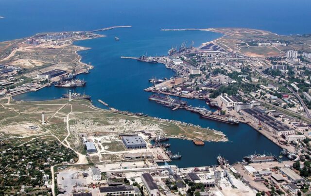 Атака дронів на окупований Крим: вибухи на аеродромах та в містах Крим масовано атакували невідомі дрони: на аеродромі “Саки” було чути вибухи