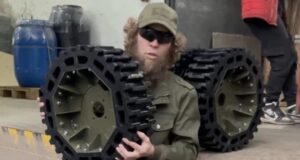 Волонтер Руслан Хакімов під загрозою депортації з України до Росії Як-«винахідник-для-ЗСУ»-став-«нелегалом»-із-Росії,-де-«його-очікують-тортури-і-смерть»