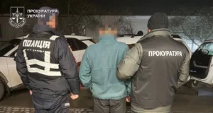 На Хмельниччині чоловіка заарештували за сексуальне насильство над падчеркою На-Хмельниччині-чоловіка-підозрюють-у-сексуальному-насильстві-над-11-річною-падчеркою
