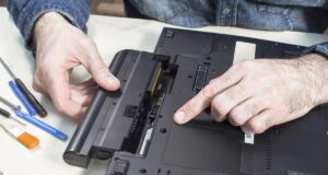 Чи можна користуватися ноутбуком без акумулятора – і чи варто це робити Чи-можна-користуватися-ноутбуком-без-акумулятора-–-і-чи-варто-це-робити