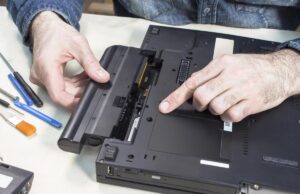 Чи можна користуватися ноутбуком без акумулятора – і чи варто це робити Чи-можна-користуватися-ноутбуком-без-акумулятора-–-і-чи-варто-це-робити