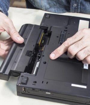 Чи-можна-користуватися-ноутбуком-без-акумулятора-–-і-чи-варто-це-робити