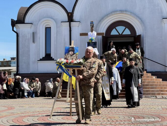 Прощання з воїном Сергієм Марчуком у Нововолинську Нововолинська-громада-провела-у-останню-земну-дорогу-Героя-Сергія-Марчука