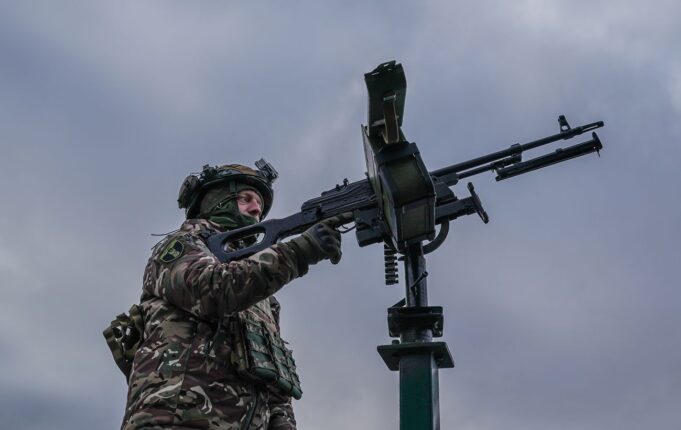 Київ під атакою: російські дрони завдають ударів по столиці та регіонах України У Києві чути вибухи, ППО працює по дронах