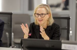 Тимчасова повірена у справах США в Україні Джулі Девіс залишає посаду через розбіжності з Трампом Вже друга голова дипмісії США в Україні йде з посади через Трампа, – FT