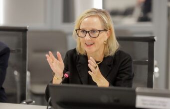 Тимчасова повірена у справах США в Україні Джулі Девіс залишає посаду через розбіжності з Трампом Вже друга голова дипмісії США в Україні йде з посади через Трампа, – FT