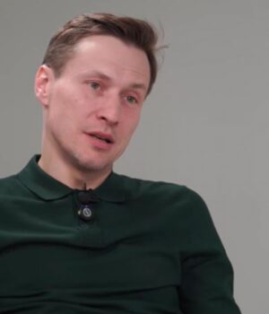 Зірка-“Кріпосної”-розлучився-з-дружиною-після-10-років-шлюбу-та-назвав-причину