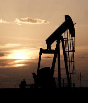 Нафта-знову-бʼє-рекорди:-Трамп-розігнав-ціни-до-максимуму-за-чотири-роки