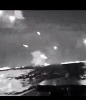 Українські-моряки-уразили-катери-РФ,-які-охороняли-Керченський-міст.-ВІДЕО