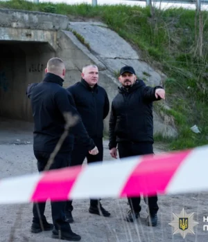 На-Рівненщині-чоловік-з-автомата-стріляв-у-військових-ТЦК-і-поліцейського,-є-поранені,-стрілка-шукають.