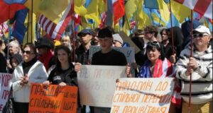 Акція проти корупції в Україні відбулася у Вроцлаві: учасники отримували гроші за участь Картинка-для-російської-пропаганди-чи-реальна-боротьба?-Що-стоїть-за-акціями-українців-у-Польщі