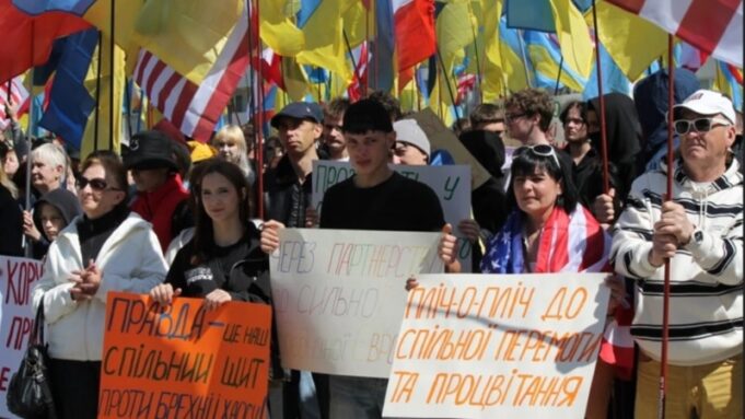 Акція проти корупції в Україні відбулася у Вроцлаві: учасники отримували гроші за участь Картинка-для-російської-пропаганди-чи-реальна-боротьба?-Що-стоїть-за-акціями-українців-у-Польщі