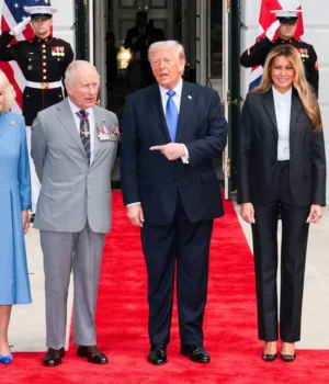 Британські-монархи-завершують-візит-до-США.-Трамп-на-прощання-назвав-Чарльза-"найвеличнішим-королем"