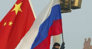 Китай постачає Росії понад 90% підсанкційних технологій, попри санкції ЄС Росія через Китай отримує 90% технологій, але ЄС не хоче посилювати санкції, – Bloomberg