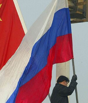 Росія через Китай отримує 90% технологій, але ЄС не хоче посилювати санкції, – Bloomberg