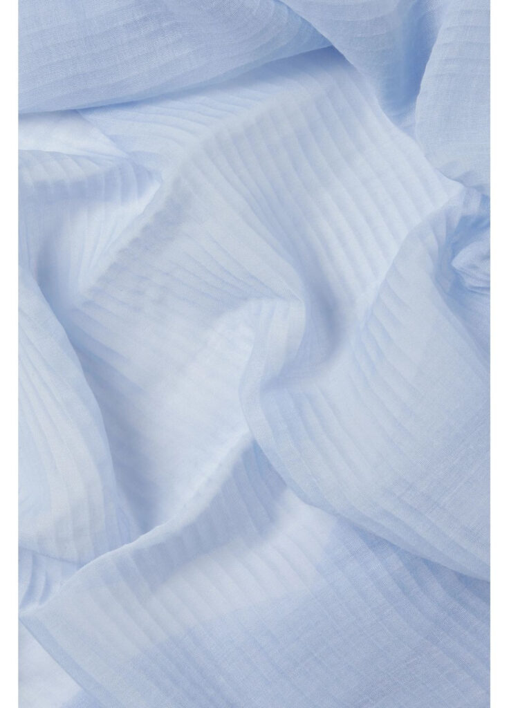 Текстура блакитного шарфа C&A крупним планом