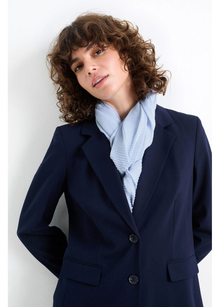 Жінка в блакитному шарфі C&A стильний образ із жіночим шарфом