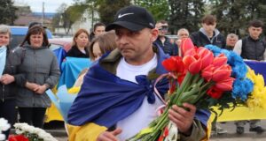 На Волині зустріли звільненого з полону воїна Андрія Жолоба. ФОТО На-Волині-зустріли-звільненого-з-полону-воїна-Андрія-Жолоба.-ФОТО