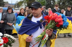 На Волині зустріли звільненого з полону воїна Андрія Жолоба. ФОТО На-Волині-зустріли-звільненого-з-полону-воїна-Андрія-Жолоба.-ФОТО
