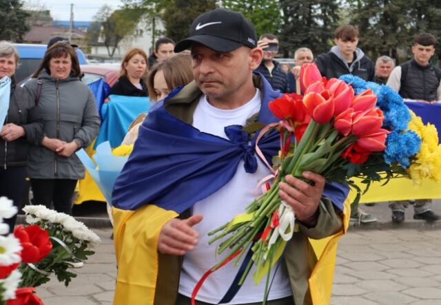 На Волині зустріли звільненого з полону воїна Андрія Жолоба. ФОТО На-Волині-зустріли-звільненого-з-полону-воїна-Андрія-Жолоба.-ФОТО