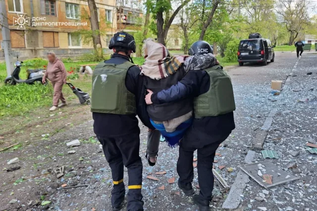 Обстріли Марганця та Нікополя: чотири поранених і значні руйнування Обстріли-Марганця-та-Нікополя-на-Дніпропетровщині:-четверо-поранених-та-руйнування