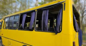 Окупанти вдарили дроном по маршрутці в Херсоні: загинуло двоє людей, багато поранених Окупанти-вдарили-дроном-по-маршрутці-в-Херсоні:-загинуло-двоє-людей,-багато-поранених