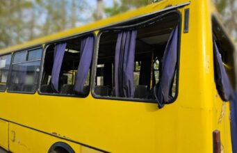 Окупанти вдарили дроном по маршрутці в Херсоні: загинуло двоє людей, багато поранених Окупанти-вдарили-дроном-по-маршрутці-в-Херсоні:-загинуло-двоє-людей,-багато-поранених
