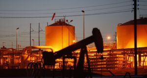 Іран скорочує видобуток нафти через блокаду США в Ормузькій протоці Іран почав скорочувати видобуток нафти через морську блокаду США, – Bloomberg