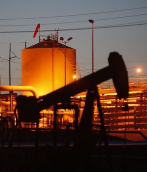 Іран почав скорочувати видобуток нафти через морську блокаду США, – Bloomberg